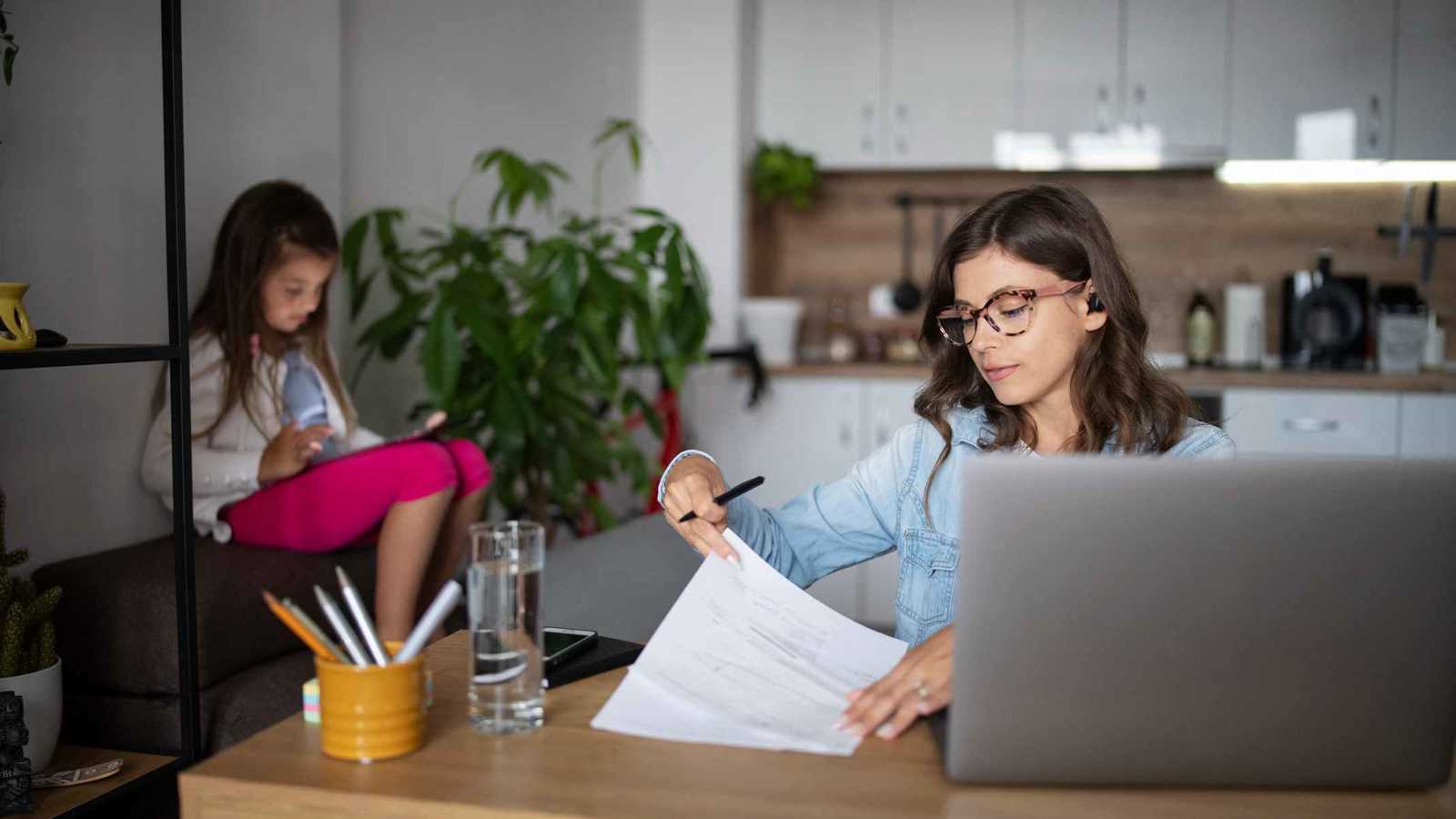 عقبات تمنع الأمهات العاملات من العودة إلى المكتب