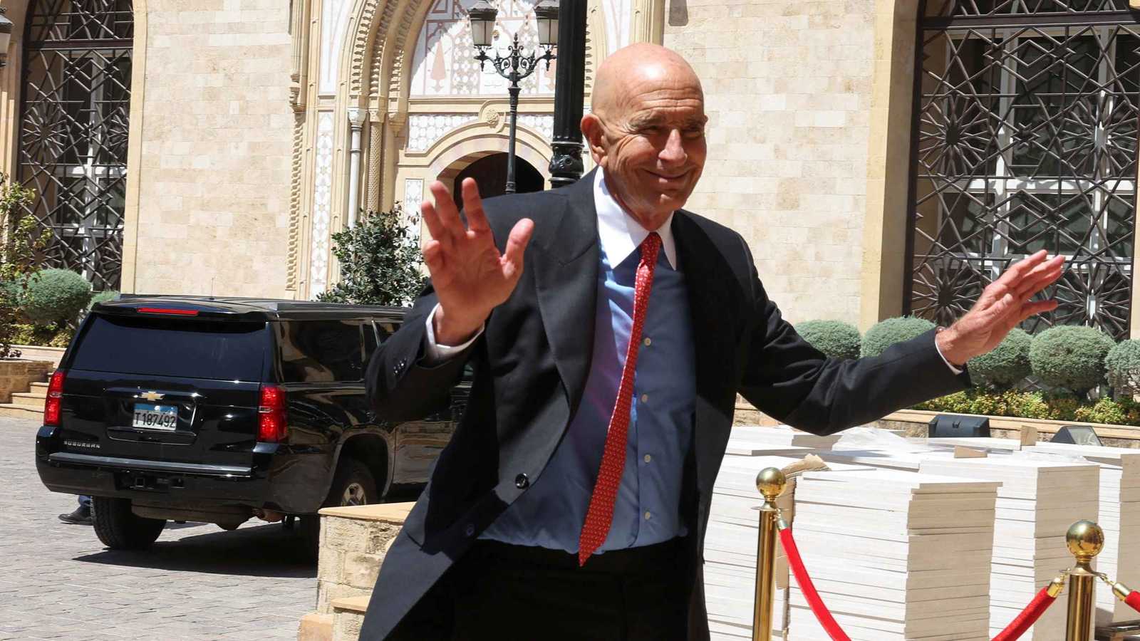 احتجاجات تتسبب باختصار باراك زيارته لجنوب لبنان.. ومصادر تحذر من "العواقب"