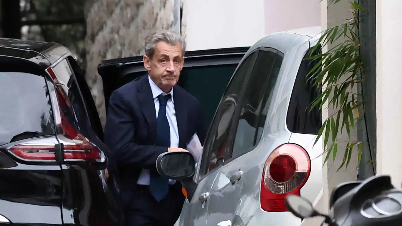 "الثلاثاء موعد لإظهار الدعم".. عائلة ساركوزي تحشد للتظاهر "يوم سجنه"