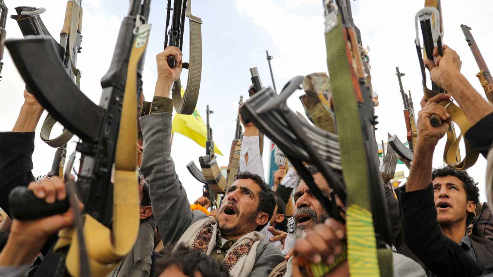 "مخاوف وثقة مهتزة".. الحوثيون يفرضون الإقامة الجبرية على حلفاء بارزين