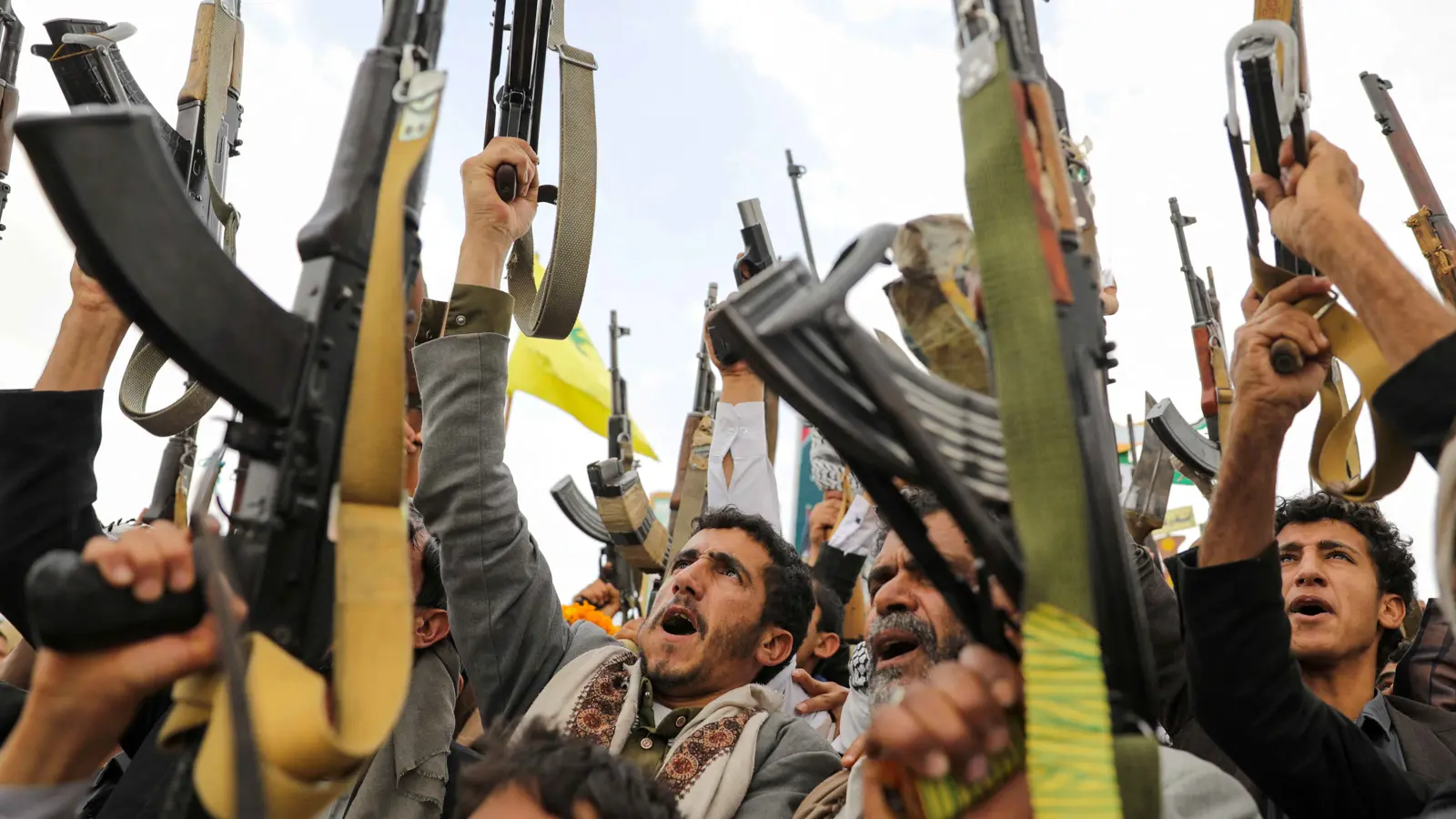 "مخاوف وثقة مهتزة".. الحوثيون يفرضون الإقامة الجبرية على حلفاء بارزين