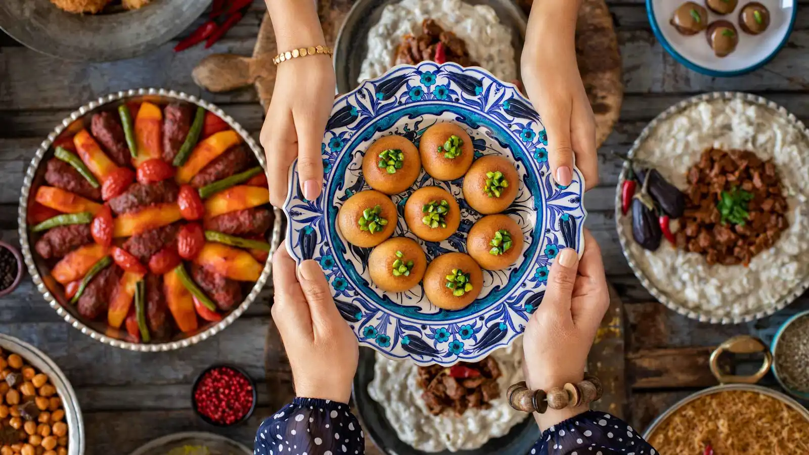 عائلة تركية تحفظ سر صنع حلاوة رمضان منذ 7 عقود (صور)