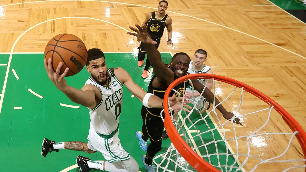 NBA.. ستيفن كري يسجل 43 نقطة في فوز غولدن ستيت على بوسطن سيلتكس ليتعادلا 2/2 في السلسلة