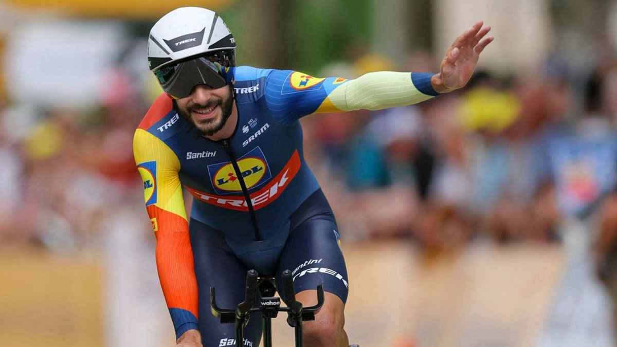 تغريم متسابق توقف لتقبيل زوجته خلال سباق فرنسا للدراجات (فيديو)