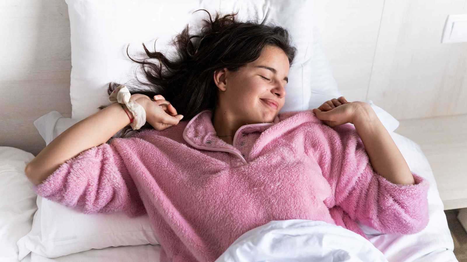 كم مرة يجب أن تغيّر بيجامتك أسبوعيا؟.. الأطباء يجيبون