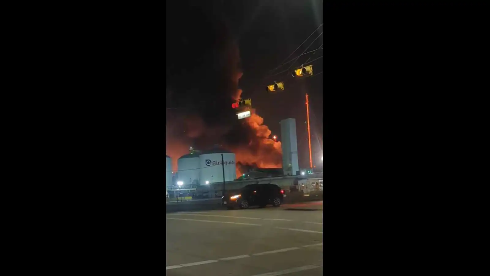 حريق ضخم بمنصع للكيماويات في تكساس الأمريكية (فيديو)