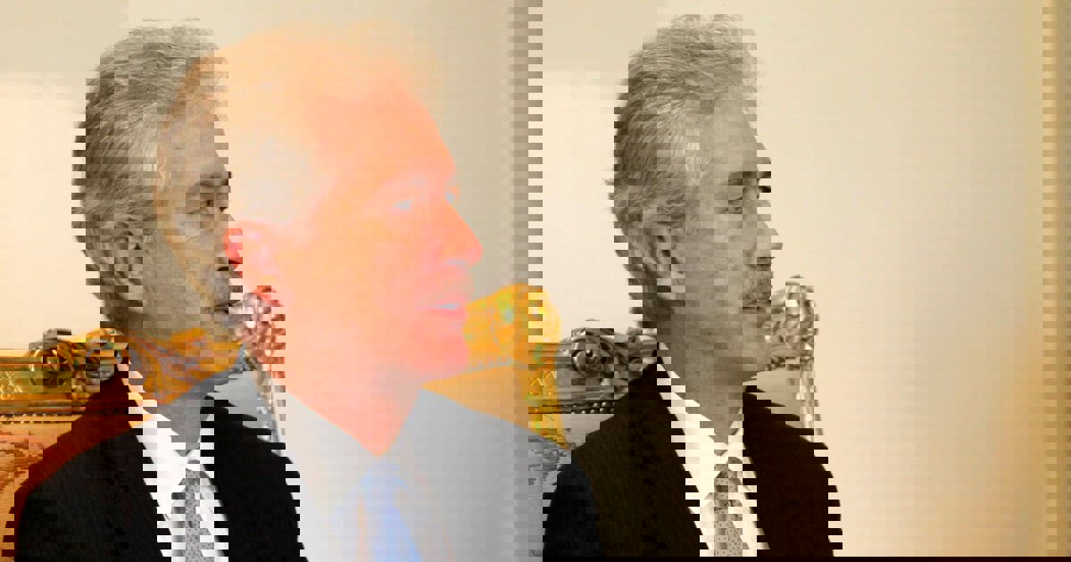 بيرنز يجتمع مع مسؤولين مصريين للوساطة في الأزمة