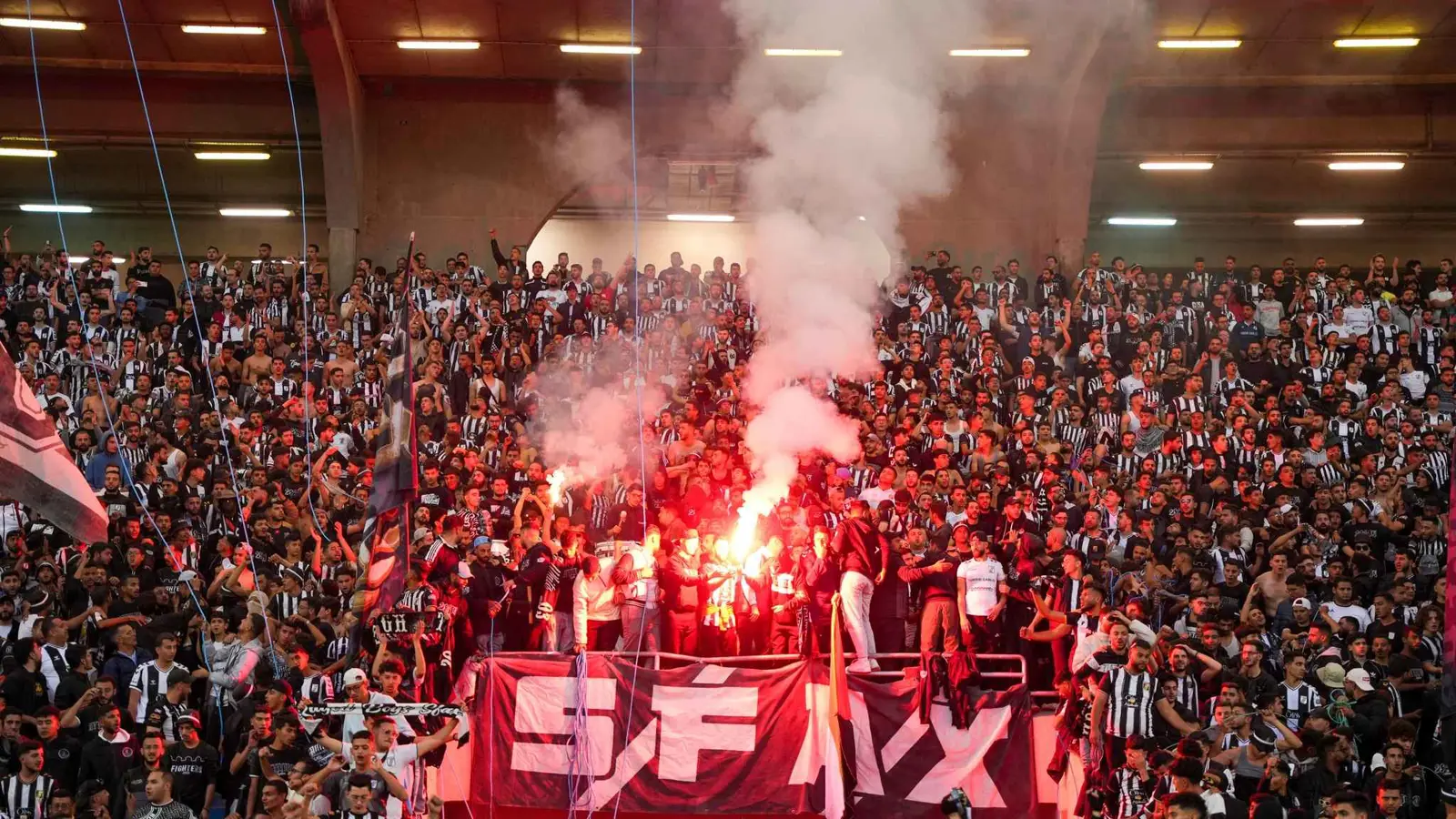 الاتحاد الإفريقي لكرة القدم يصدم الصفاقسي التونسي بعقوبات ثقيلة