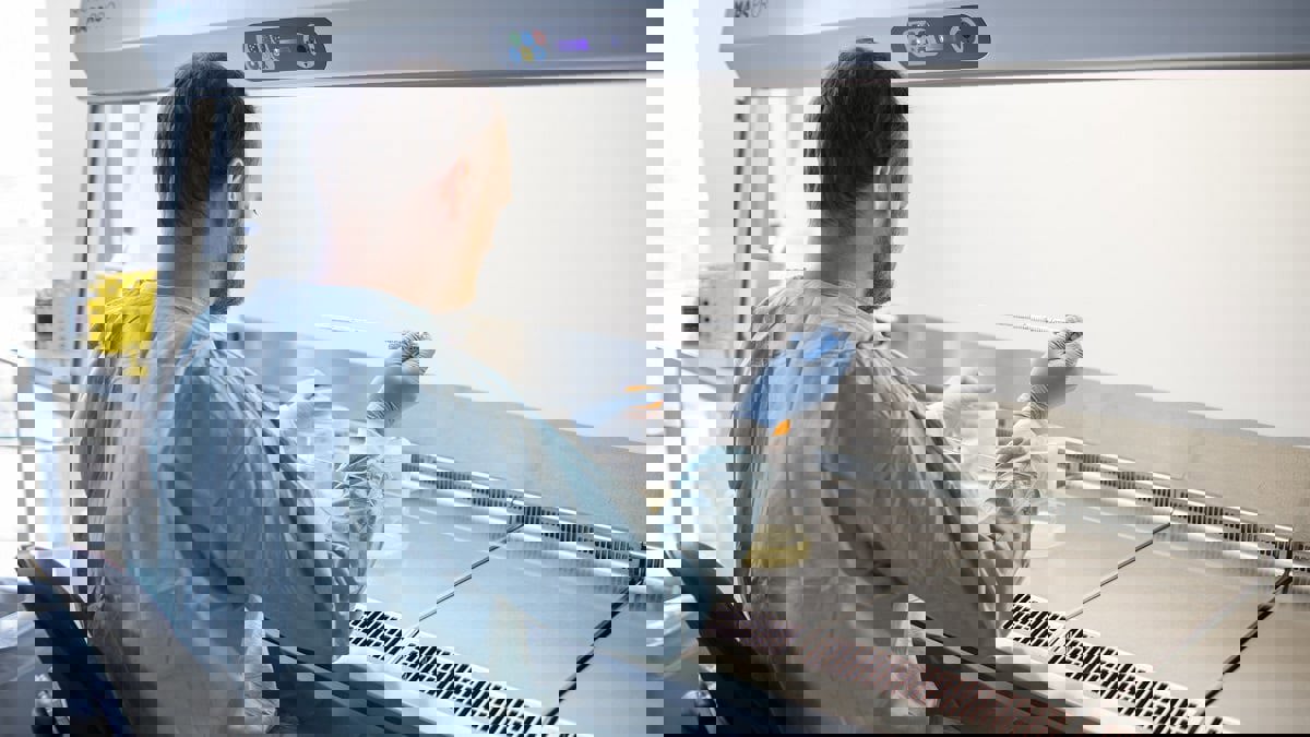 كشف التسلسل الجيني.. "كلمة السر" في مواجهة تحورات فيروس كورونا