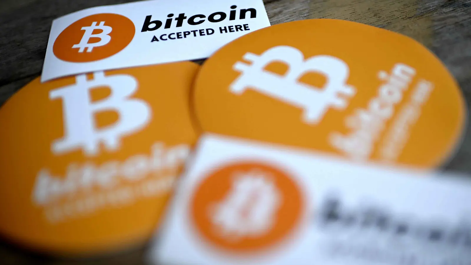 قفزة في أسهم العملات المشفرة مع صعود بتكوين "غير المسبوق"