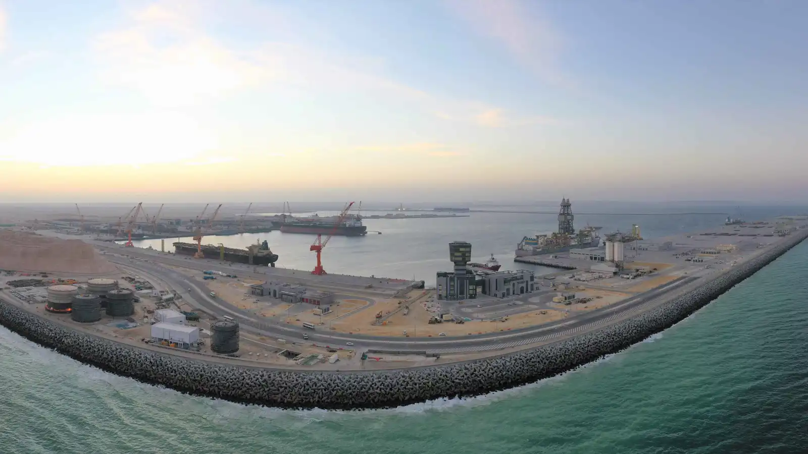 استهداف ميناء الدقم العُماني بطائرات مسيّرة