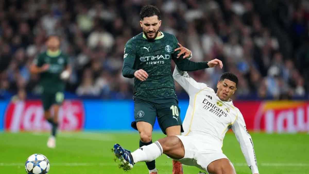 حقيقة تعمد بيلينغهام تجاهل تحية نجم مانشستر سيتي (فيديو)