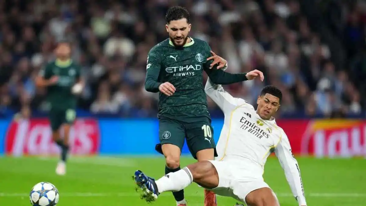 حقيقة تعمد بيلينغهام تجاهل تحية نجم مانشستر سيتي (فيديو)