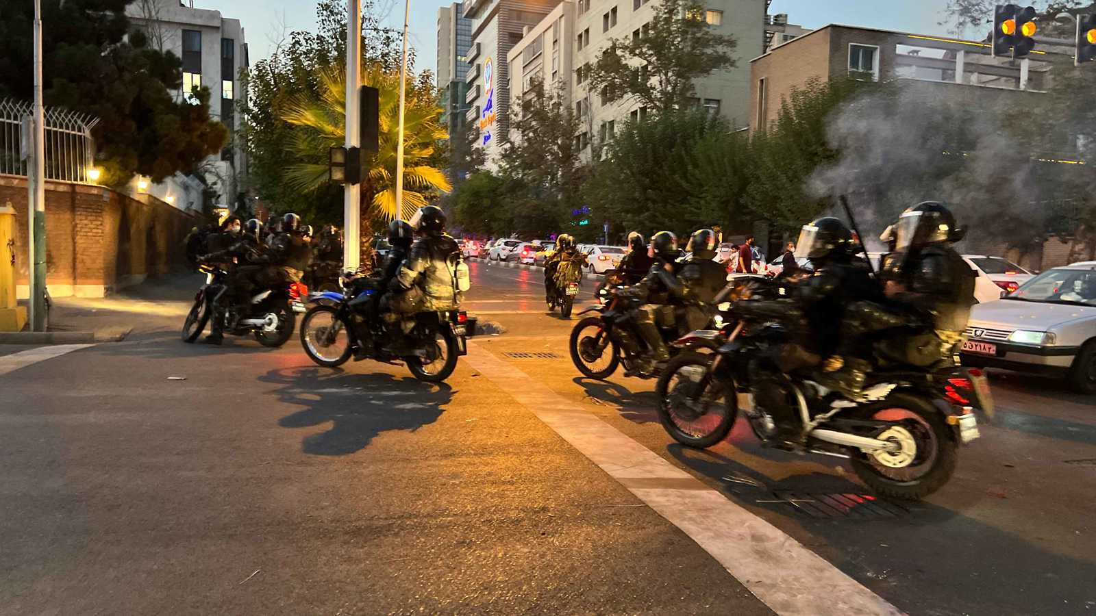 إيران.. مقتل شرطي بالرصاص مع استمرار الاحتجاجات لليوم العاشر