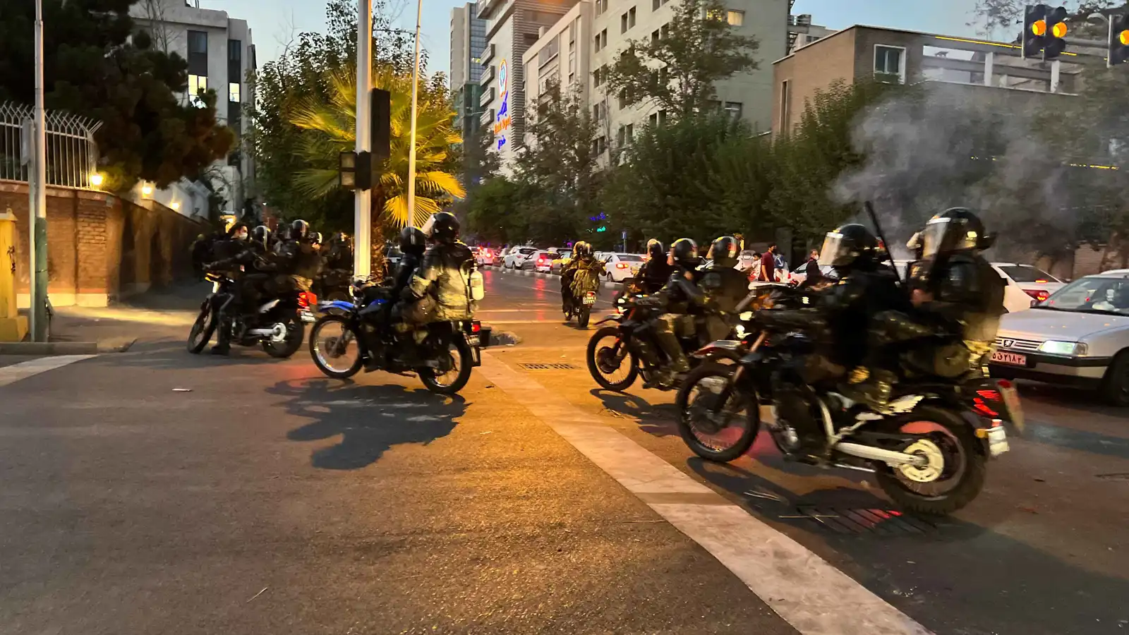 إيران.. مقتل شرطي بالرصاص مع استمرار الاحتجاجات لليوم العاشر