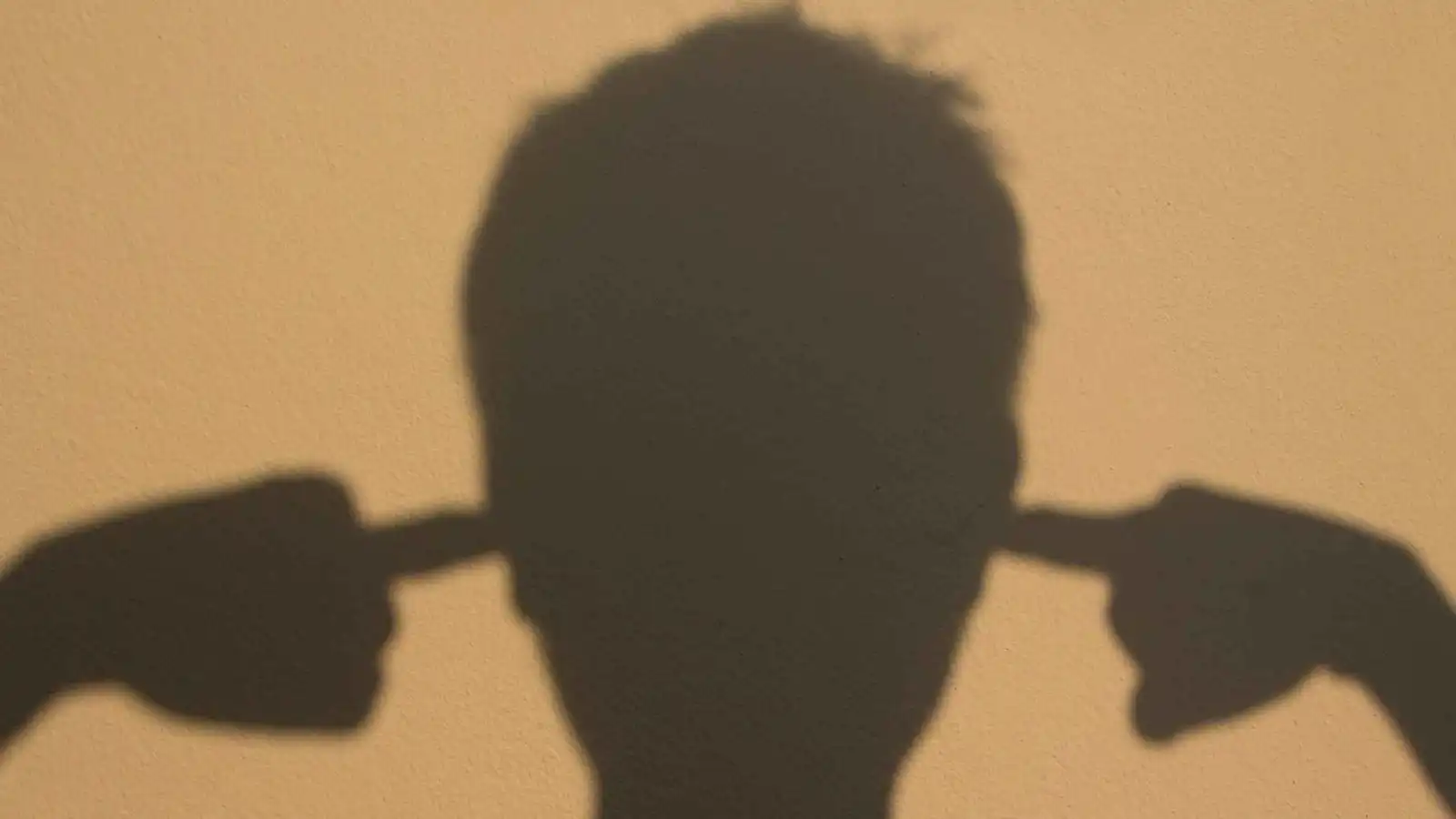 الشاشات والخدر العاطفي.. حين يصبح وجع الآخرين مجرد "محتوى"