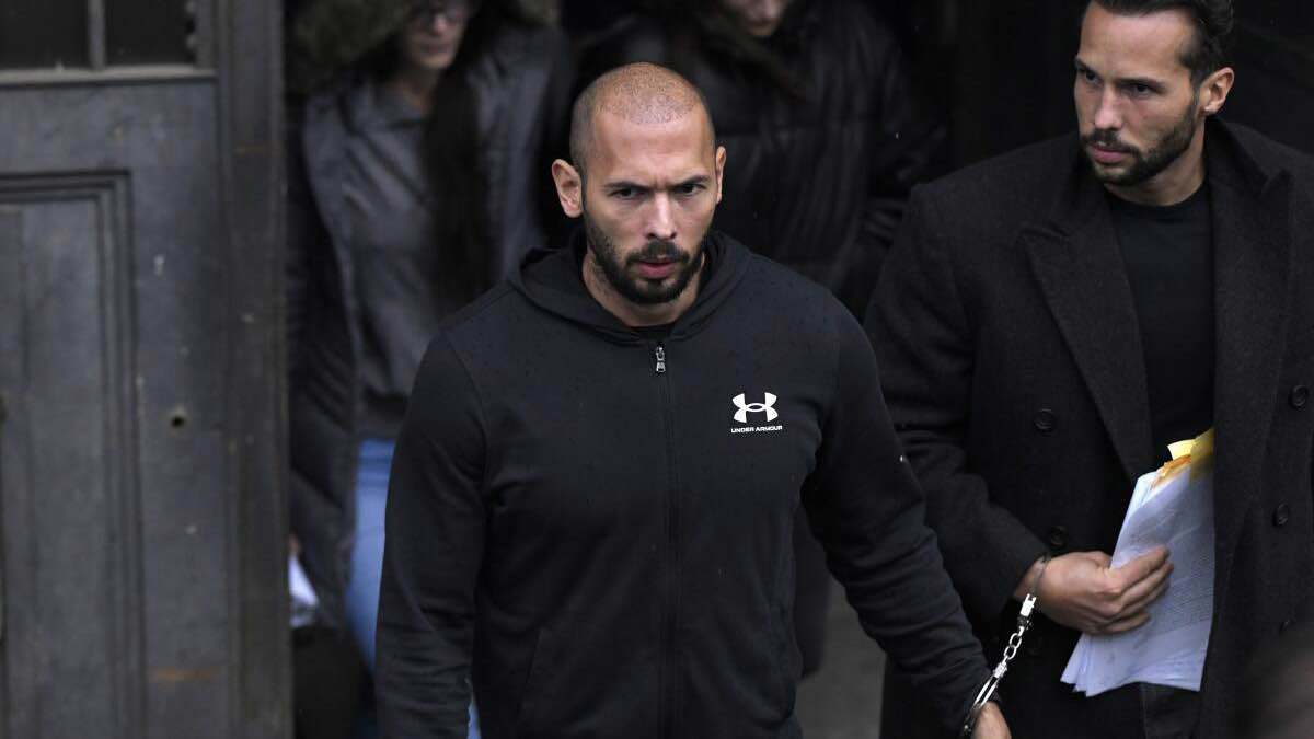 محكمة رومانية ترفع "الإقامة الجبرية" عن المؤثر أندرو تيت