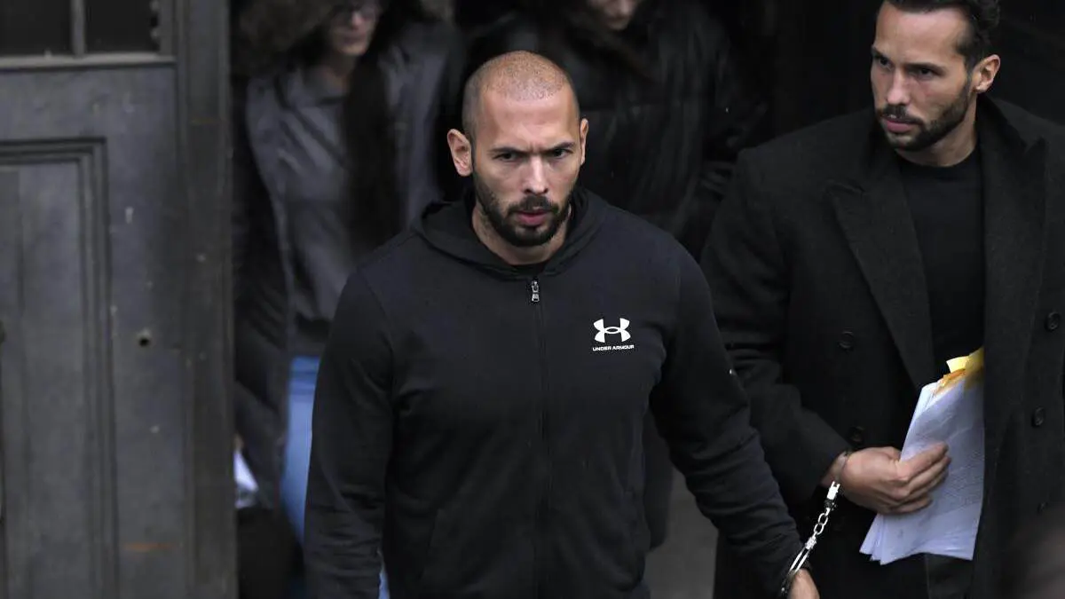 محكمة رومانية ترفع "الإقامة الجبرية" عن المؤثر أندرو تيت