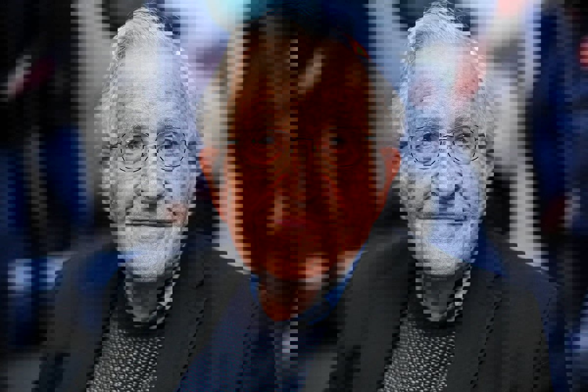 مستشفى برازيلي ينفي شائعة وفاة المفكر نعوم تشومسكي