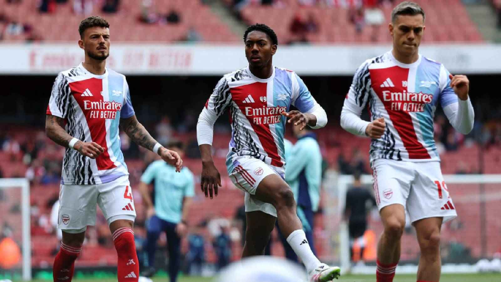 سوبر مان.. عضلات نجم آرسنال تلفت الانتباه بشدة (صورة)