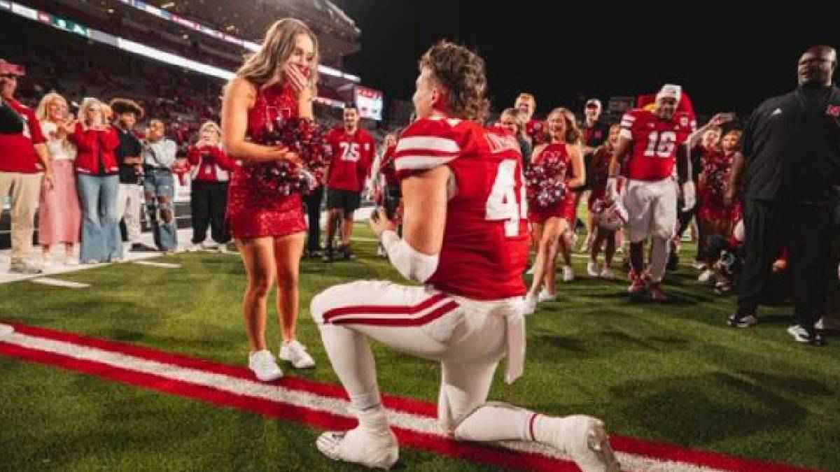 بعد المباراة.. لاعب كرة القدم الأمريكية يتقدم للزواج بطريقة رومانسية (فيديو)