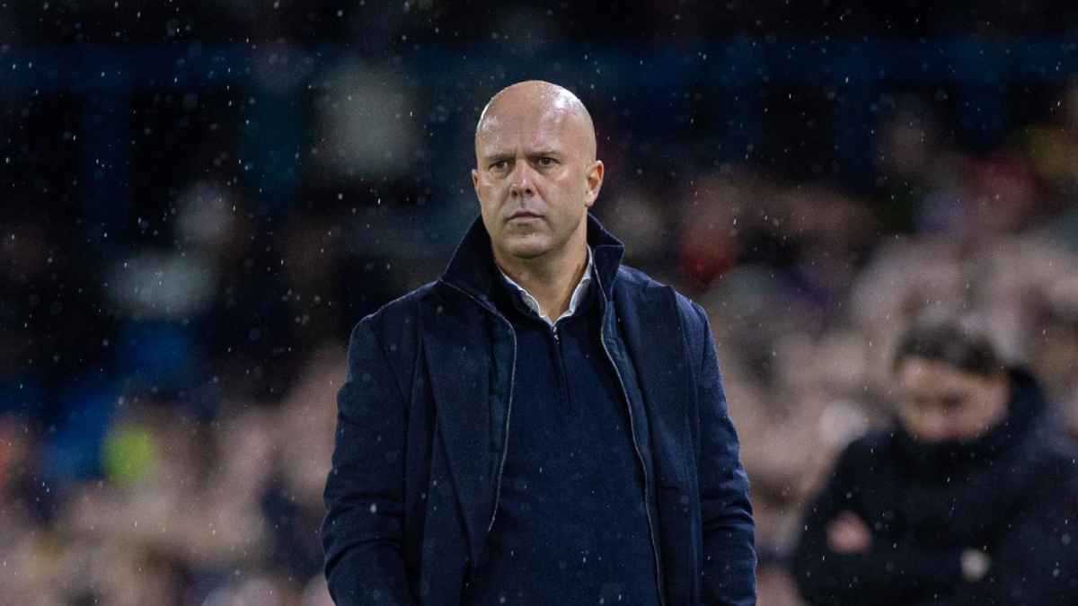 بعد أزمة صلاح وسلوت.. أول مدرب يُبدي رغبته في قيادة ليفربول