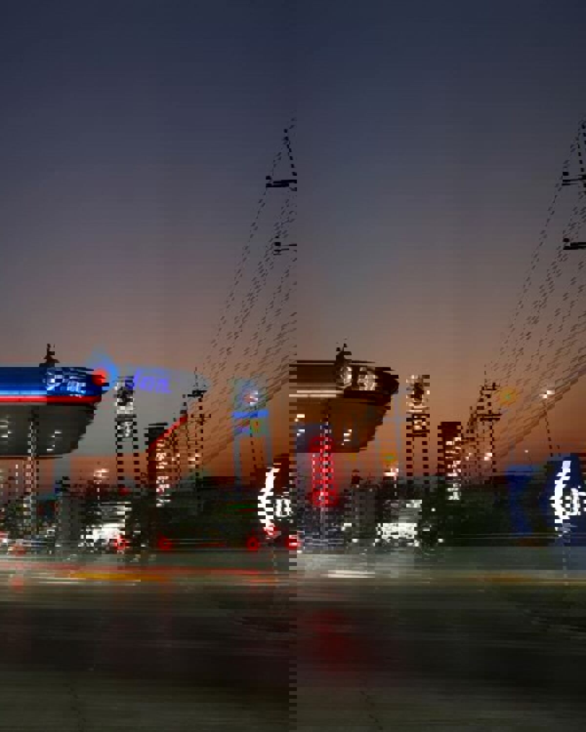 النفط يواصل خسائره مع تأثر أسواق السلع الأولية بصعود الدولار