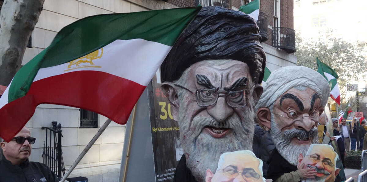 عراقيون يتظاهرون أمام القنصلية الإيرانية في كربلاء.. ويهتفون:  خامنئي طاغية وشيطان (فيديو)