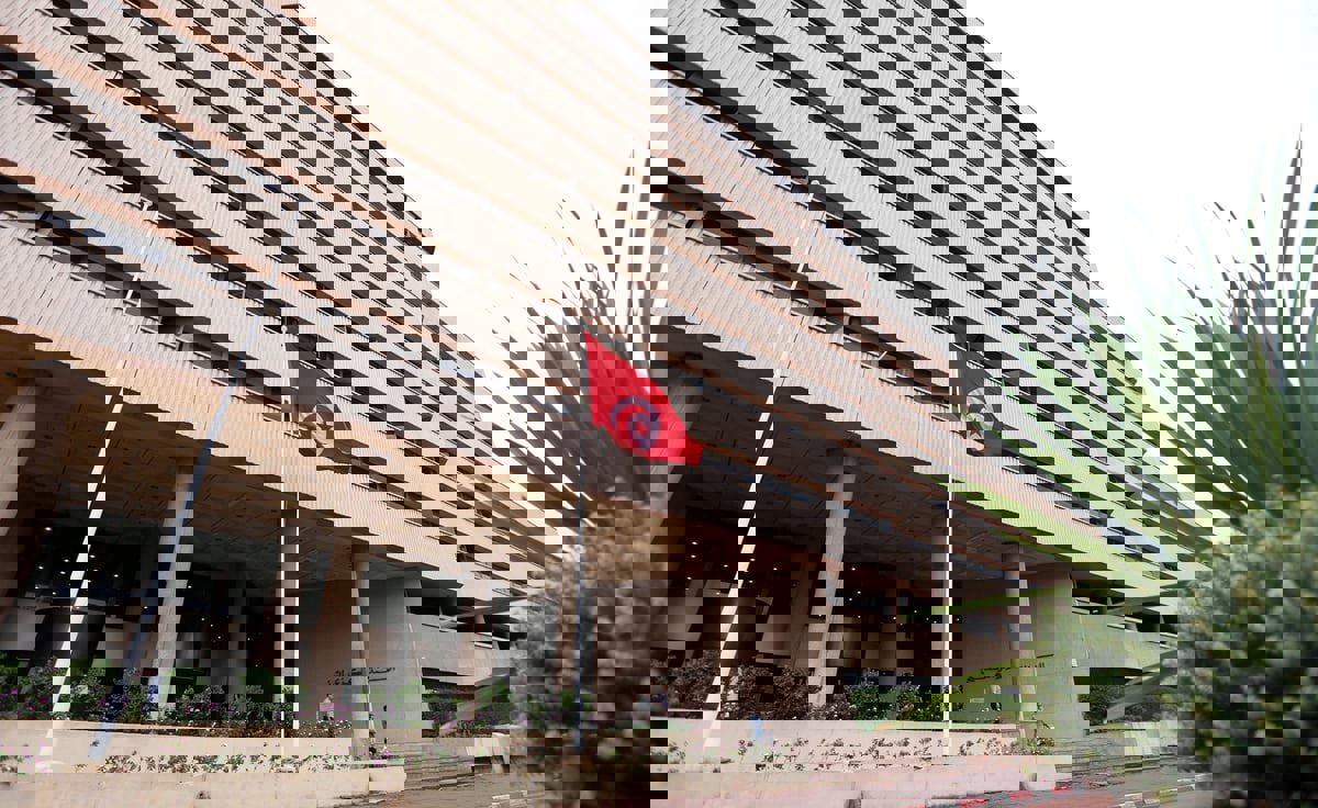 "جون أفريك": لجوء تونس للبنوك المحلية يهددها بـ"دوامة مفرغة" من الديون