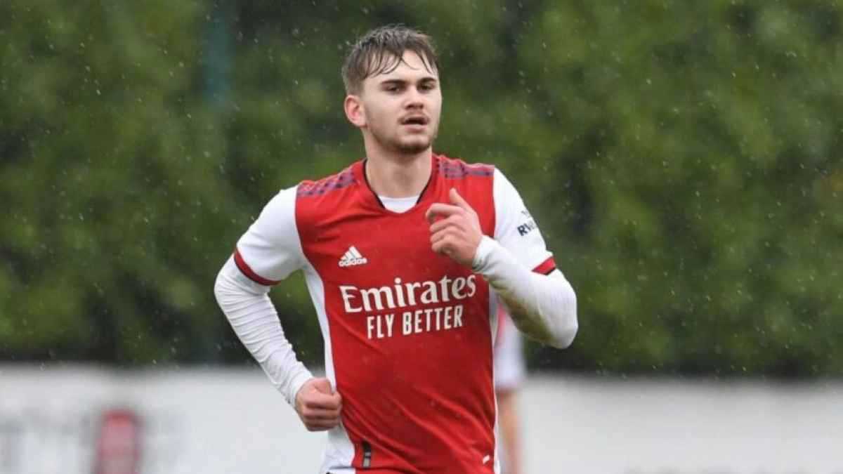 إصابة خطيرة في الرأس تتسبب في وفاة لاعب آرسنال السابق عن عمر 21 عاما