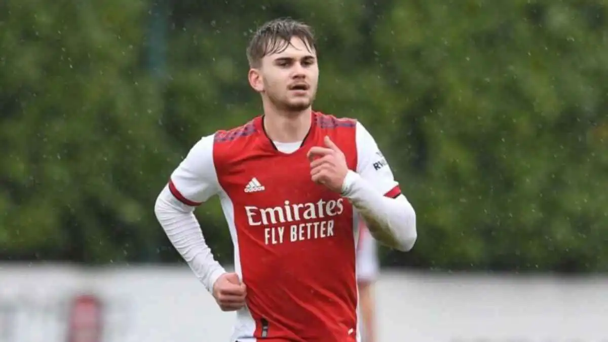 جدار خرساني ينهي حياة مهاجم أرسنال السابق "بيلي فيغار" (فيديو)