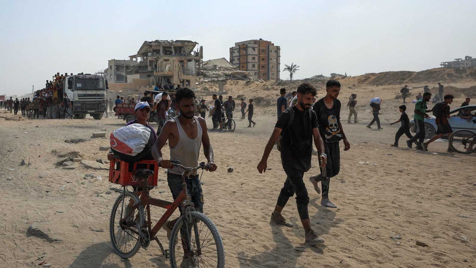 بعد قصف مكثف.. موجة نزوح من حي الزيتون شرق مدينة غزة