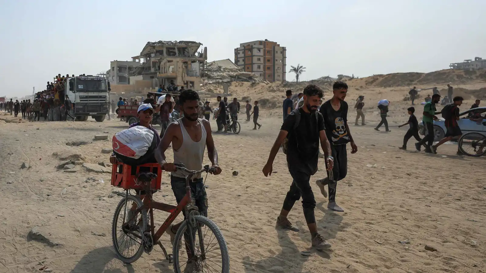 بعد قصف مكثف.. موجة نزوح من حي الزيتون شرق مدينة غزة