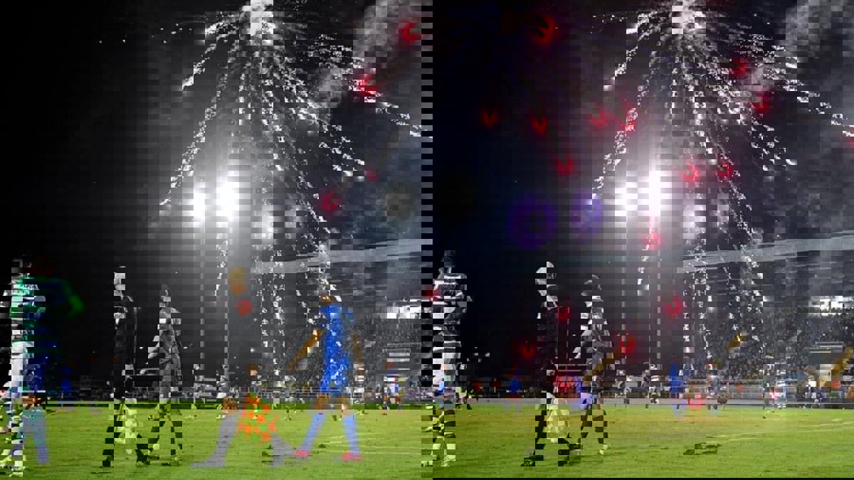 إيقاف مباراة بعد إلقاء ألعاب نارية على اللاعبين في الدوري الإيرلندي (فيديو وصور)