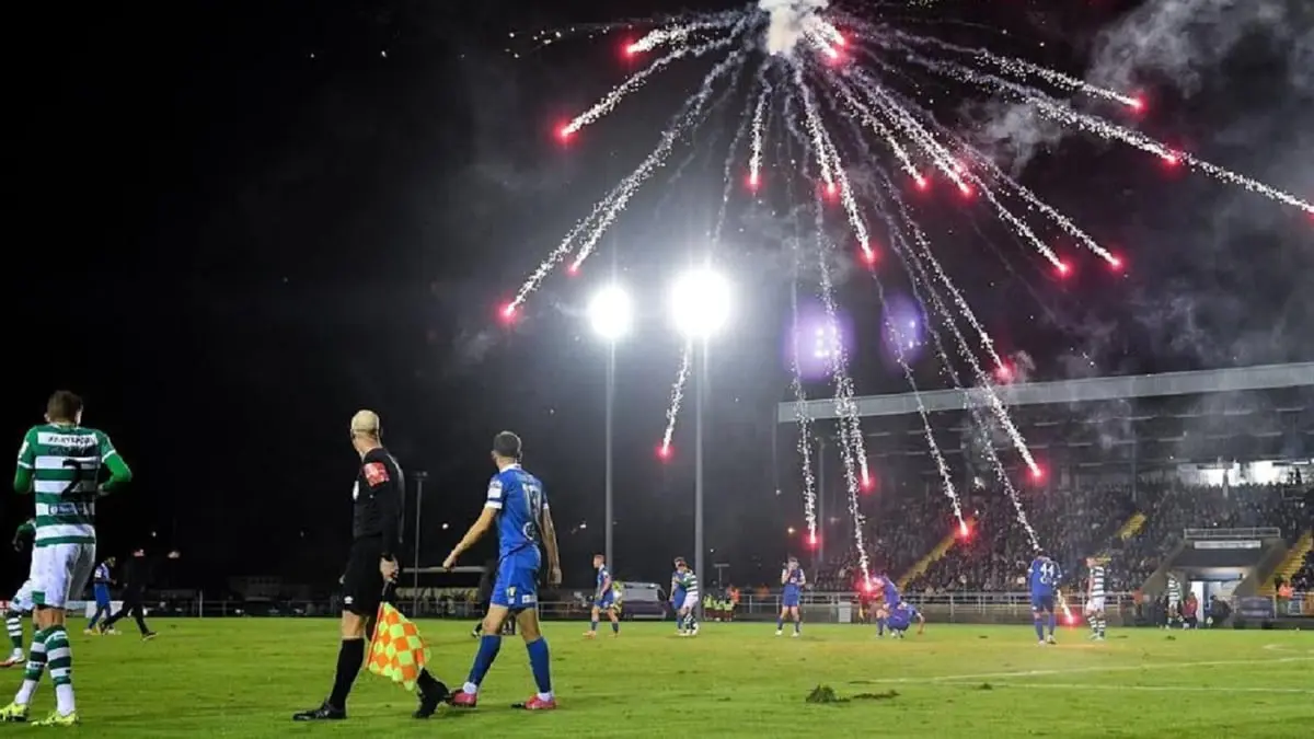 إيقاف مباراة بعد إلقاء ألعاب نارية على اللاعبين في الدوري الإيرلندي (فيديو وصور)