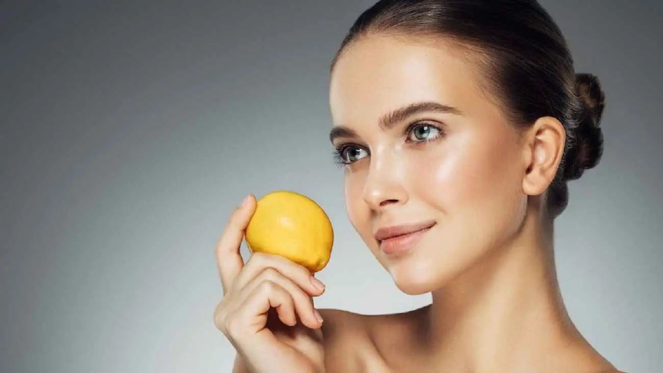 ماء الليمون يوميا.. عادة بسيطة تدعم نضارة البشرة وشبابها