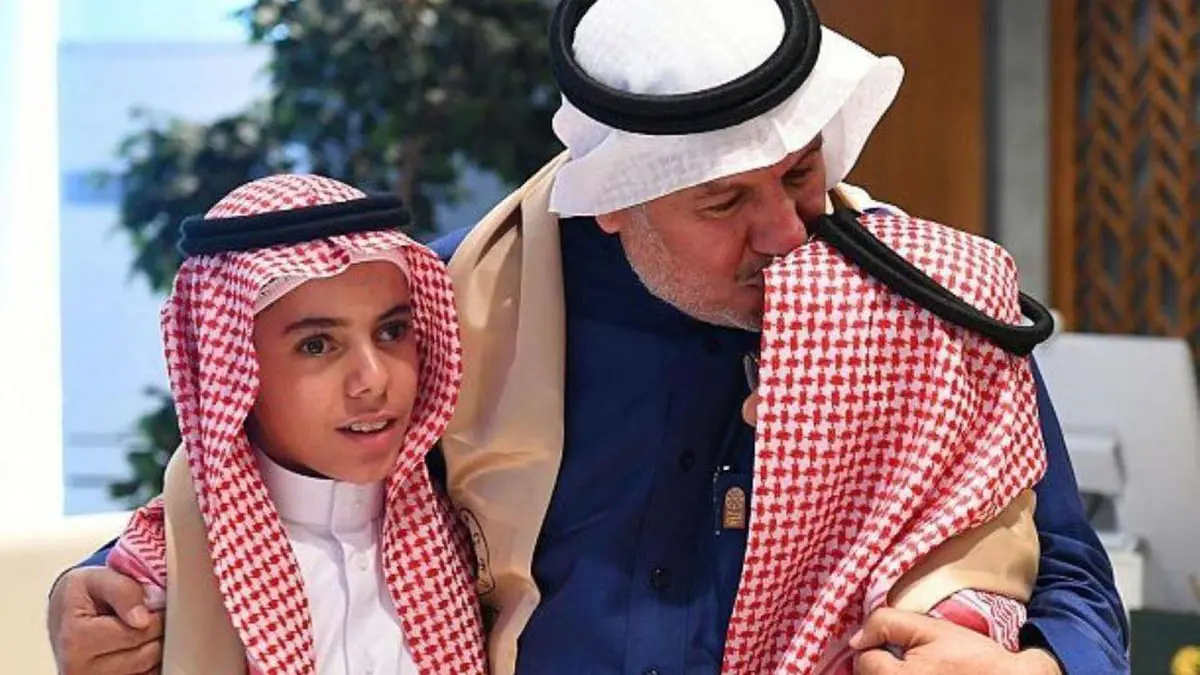 لقاء مؤثر بين توأم سيامي وجراح سعودي فصل جسديهما قبل 13 عامًا