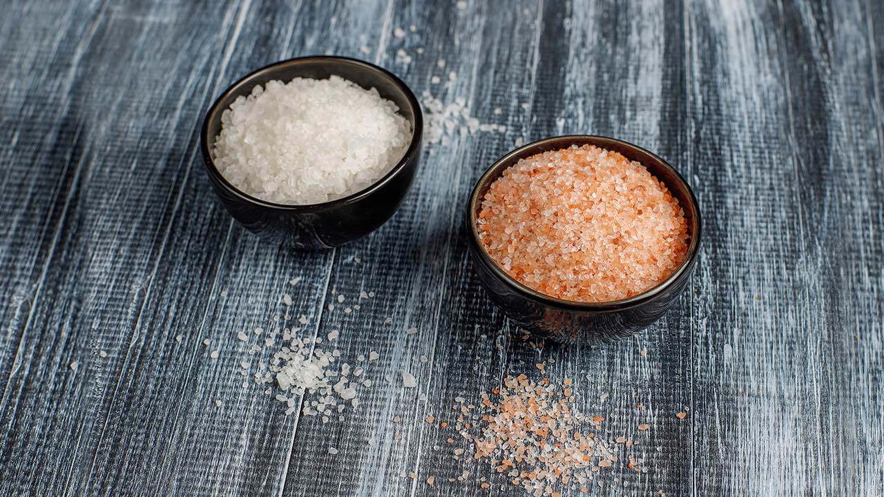 ملح الطعام الوردي والأبيض.. أيهما أفضل لصحتك؟