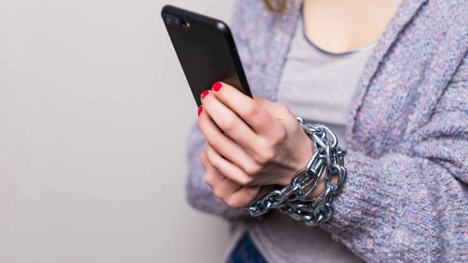 دون مؤقتات أو تطبيقات رقابة.. عادات جديدة لعلاقة صحية مع هاتفك الذكي