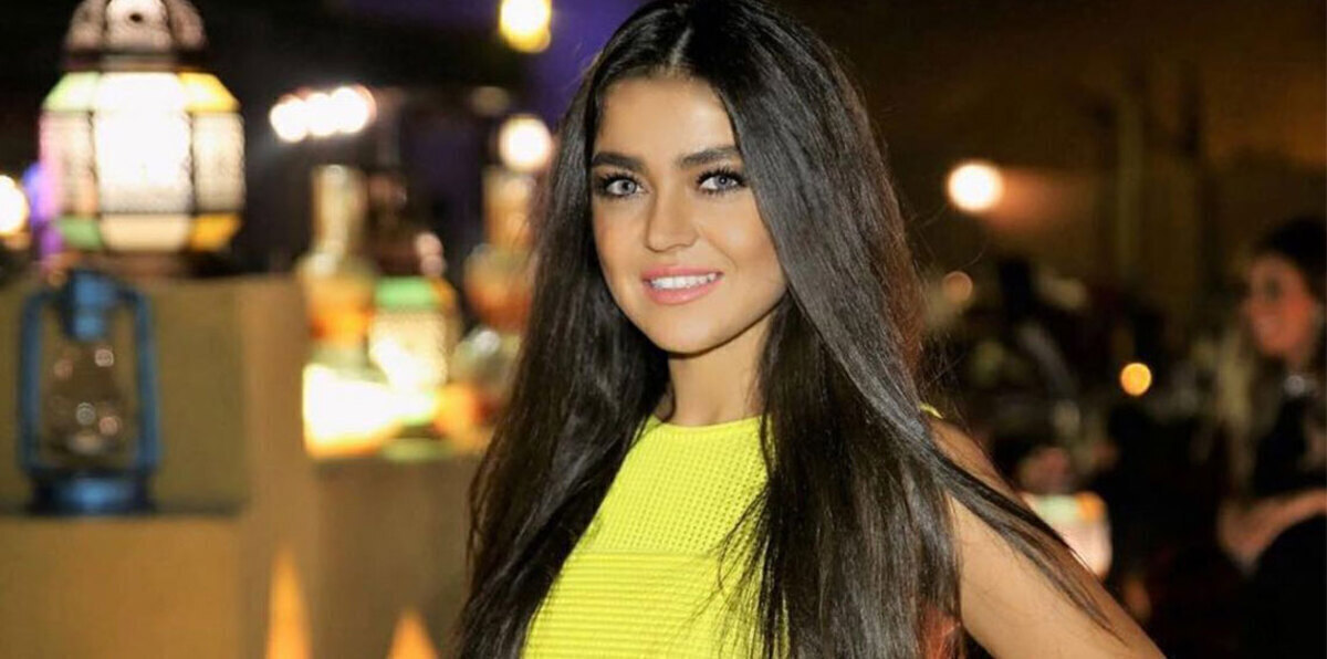 وصلة غزل من ناقد رياضي سعودي تحرج الإعلامية لين أبو شعر على الهواء (فيديو)