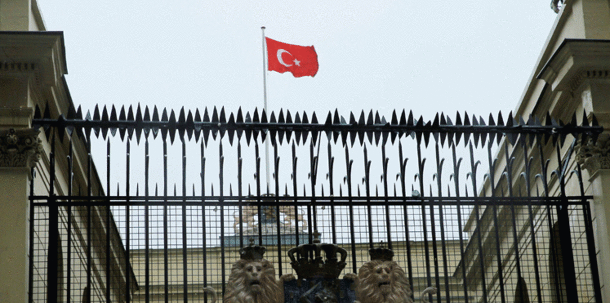 بالفيديو.. لحظة انتزاع علم هولندا من على قنصليتها في إسطنبول وسط توتر بين البلدين