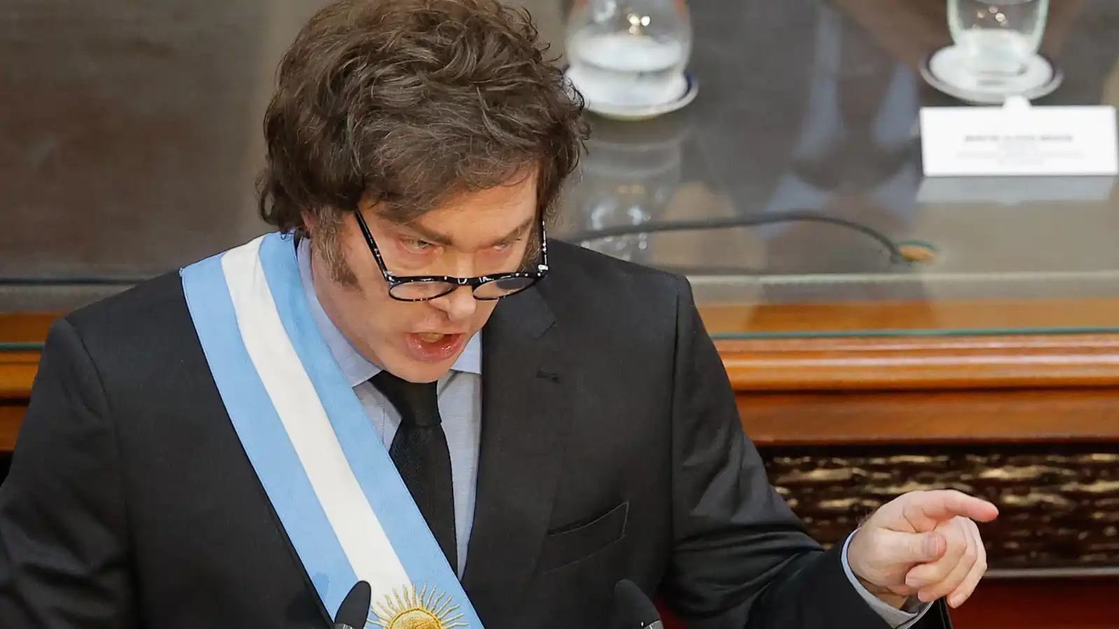 خافيير ميلي يحتفل بخريطة منقسمة.. اليمين يتقدم في سباق أمريكا الجنوبية