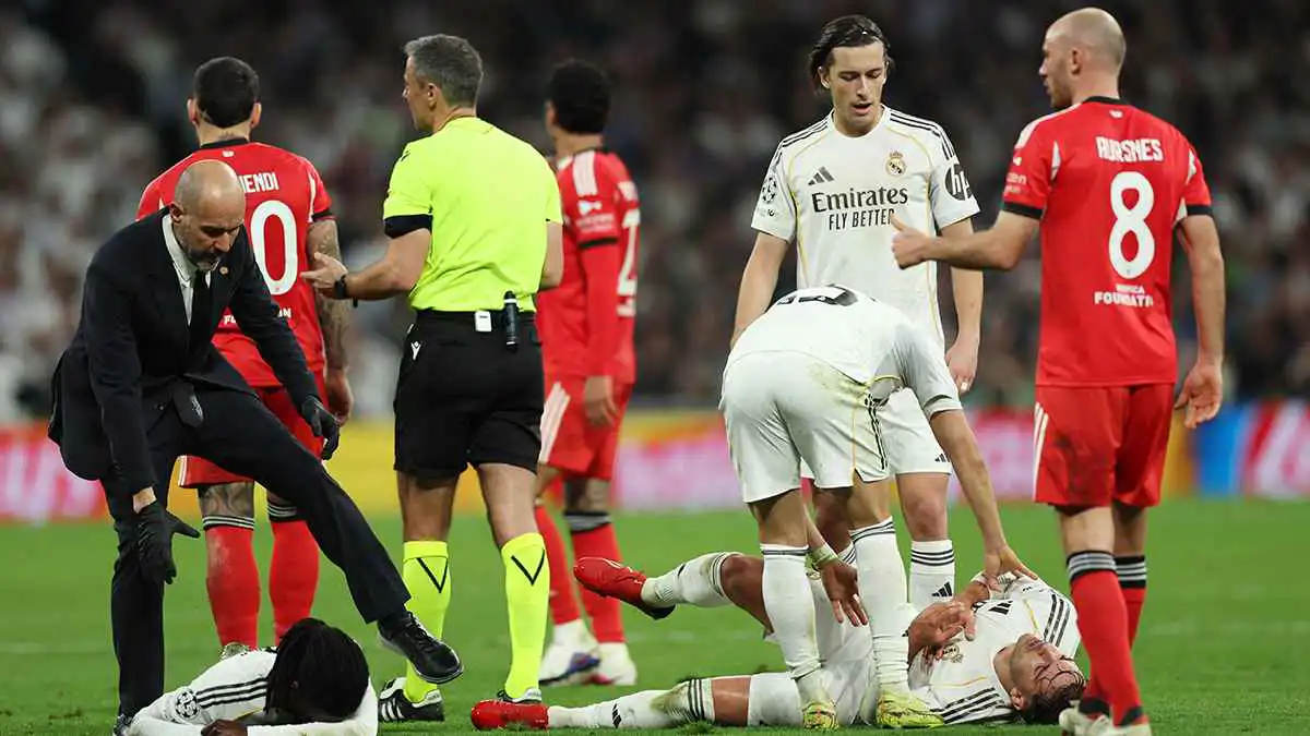 غادر في سيارة إسعاف.. راؤول أسينسيو يرعب جماهير ريال مدريد (فيديو)