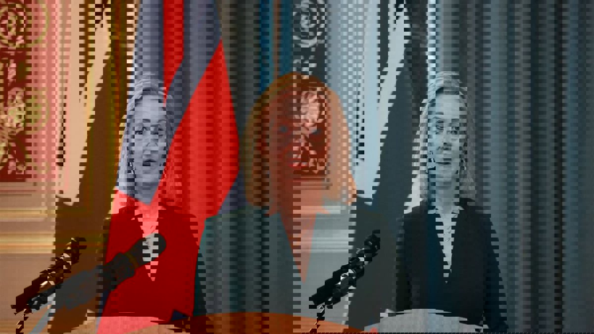 رئيسة وزراء بريطانيا تخاطب الملك الجديد "تشارلز الثالث"