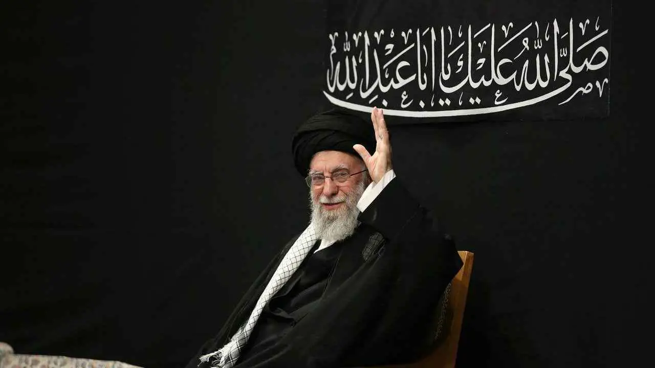 خامنئي يظهر علنا لأول مرة منذ الحرب مع إسرائيل (فيديو)