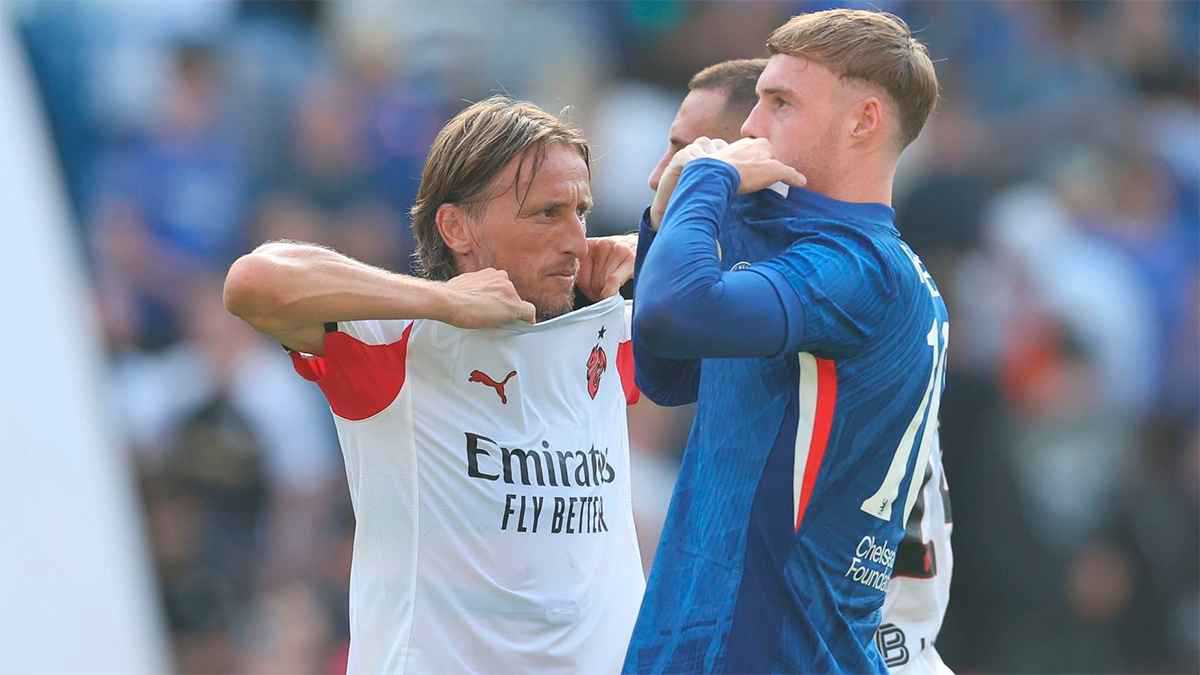 حجر ورقة مقص.. صراع بين لاعبي تشيلسي على قميص مودريتش (فيديو)