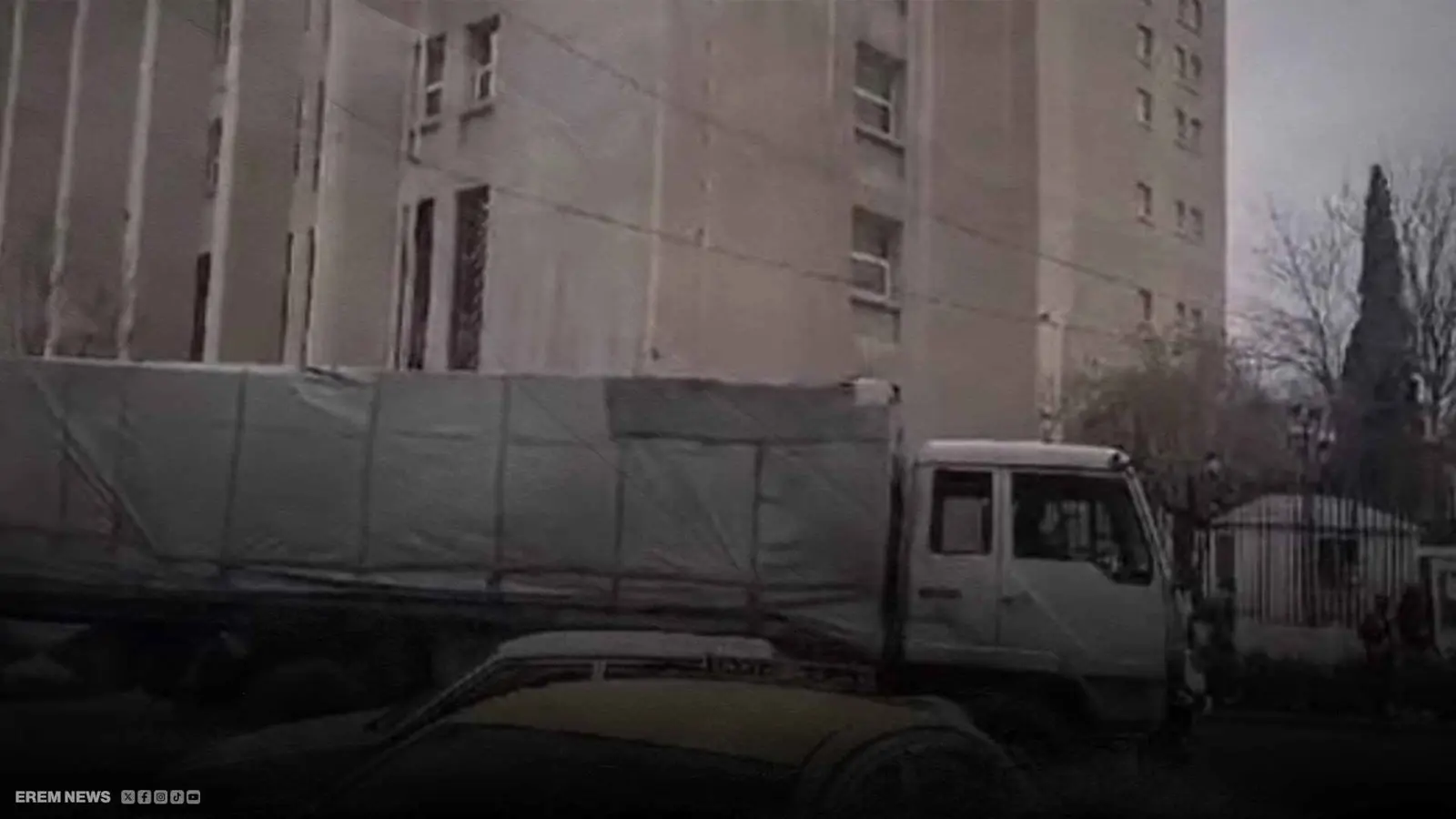 شاحنات تفرغ الأموال في البنك المركزي في سوريا