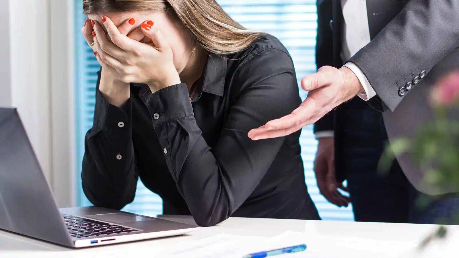 البكاء في العمل.. علامة ضعف أم أداة ضغط إيجابية؟