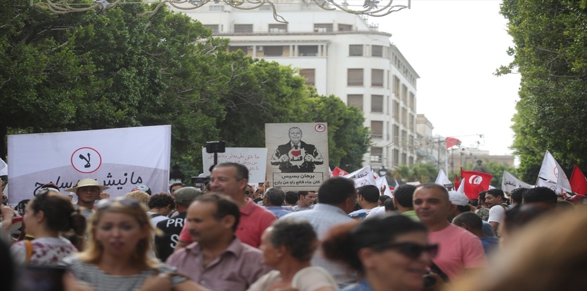 التونسيون يحتجون ضد قانون يعفي مسؤولين من عهد بن علي من المحاسبة