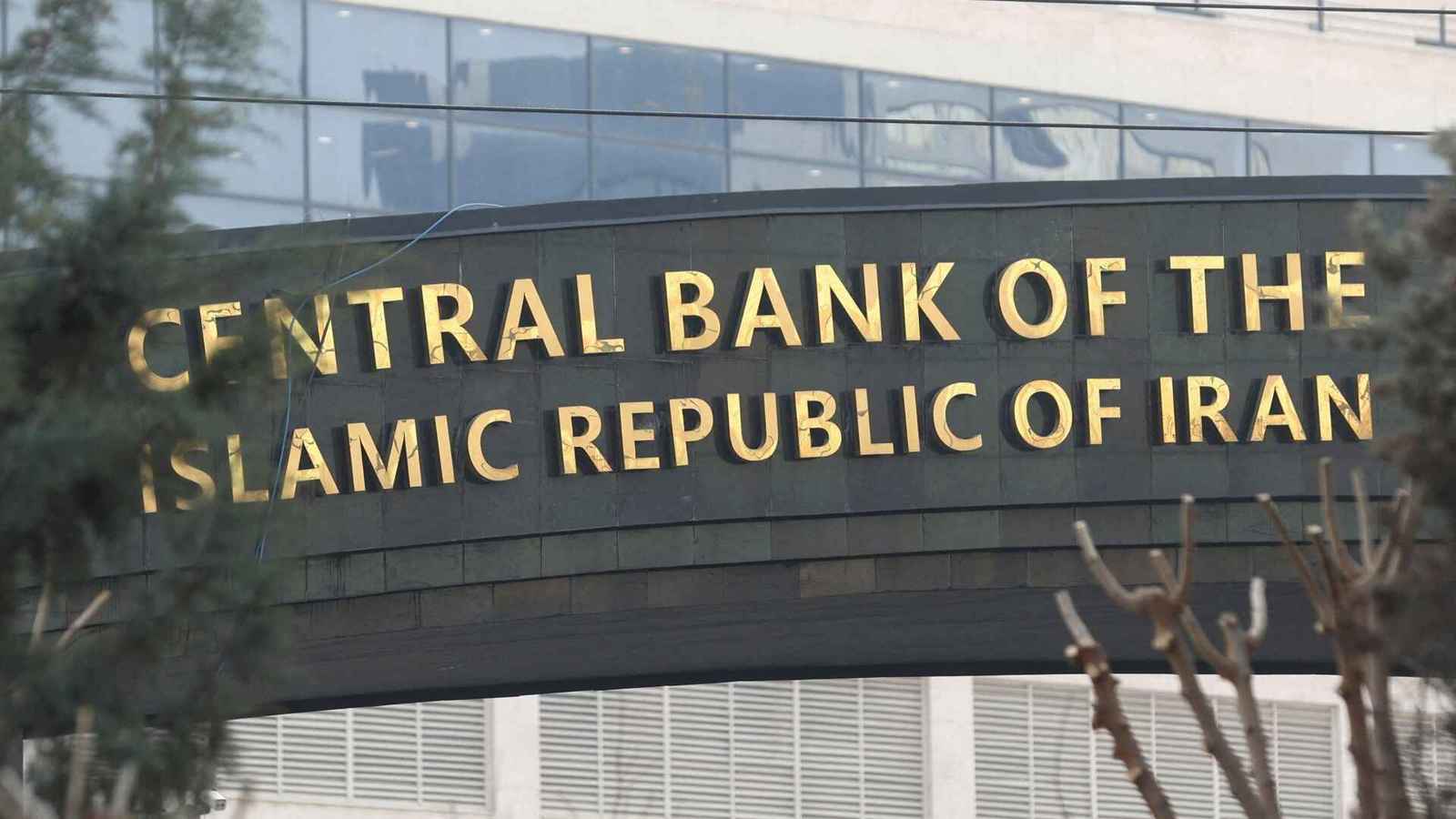 "للتخلص من الدولار".. إيران تعلن ربط شبكات الدفع مع روسيا